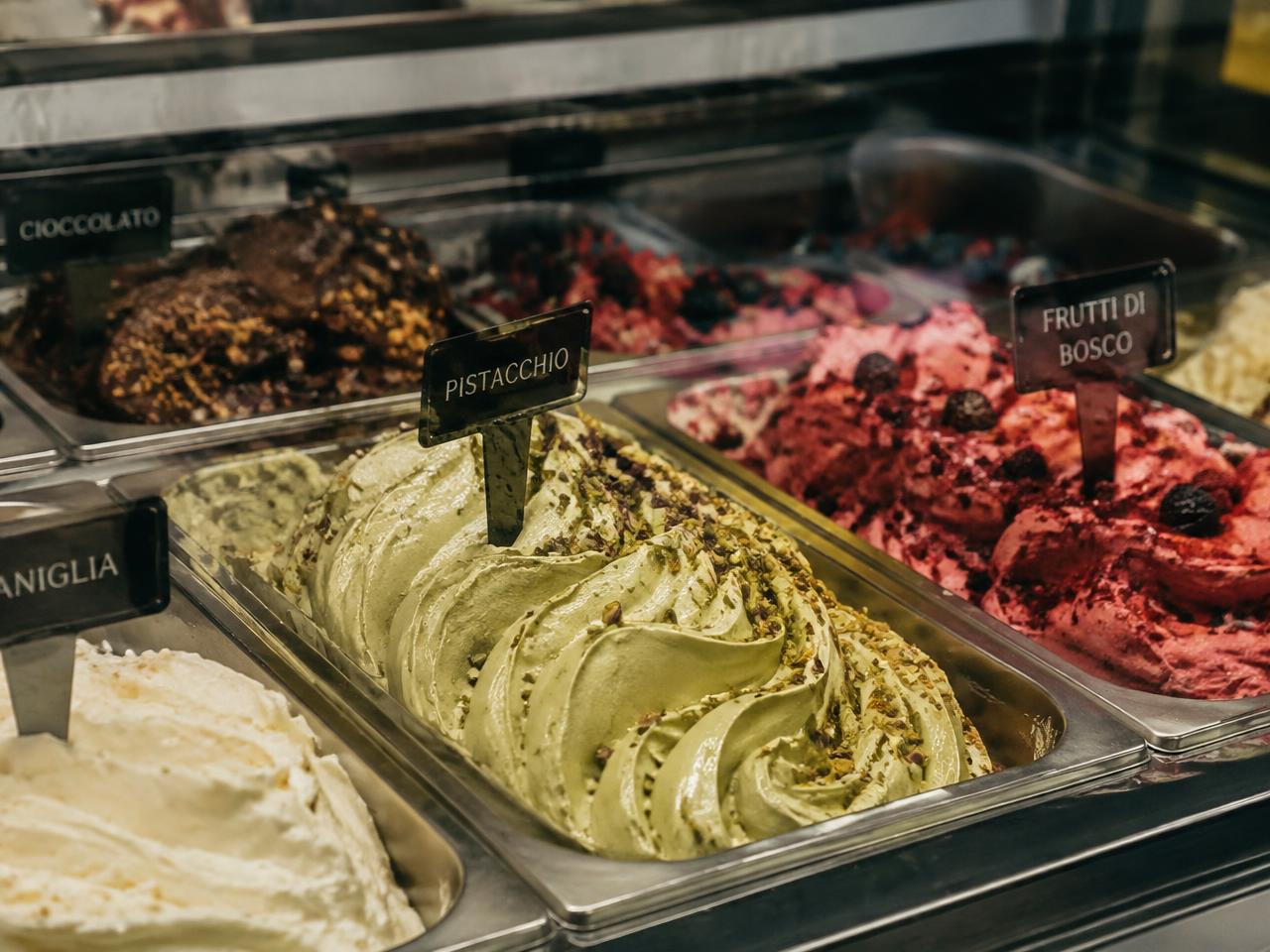 Disk med friskproduceret gelato